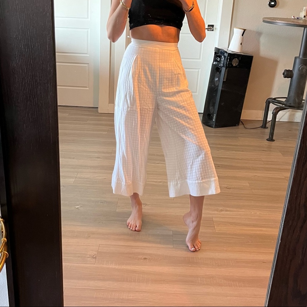 White flowy capri cut pants. Size XS